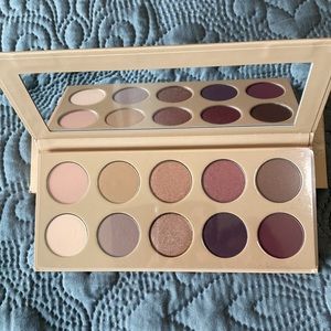 KKW BEAUTY EYESHADOW PALLET. 10 PC EYESHADOW PALLET IN CLASSIC BLOSSOM